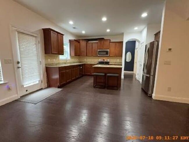 Building Photo - Lexington Living Oasis