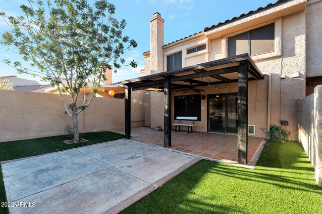 Building Photo - 325 E Bluebell Ln