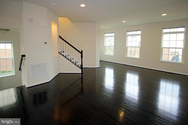 Building Photo - 2482 Baldwin Cres NE