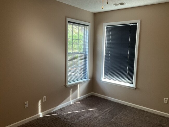 Building Photo - 112 Winterberry Ln