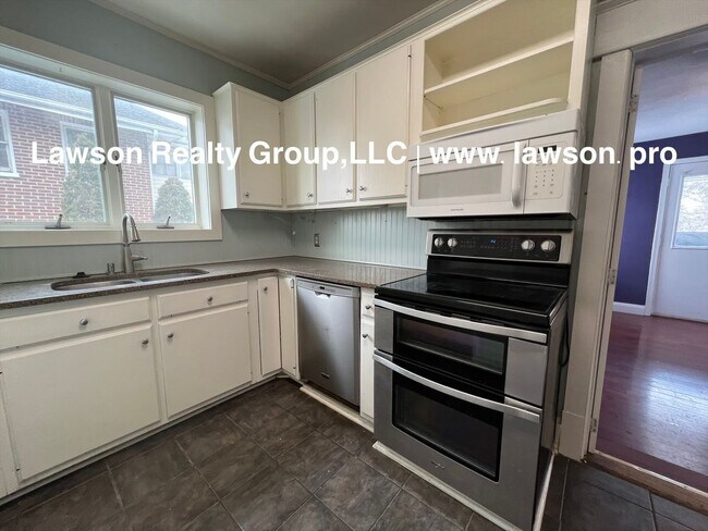 Building Photo - Heart of Grandin Court- Location, Location, Location!