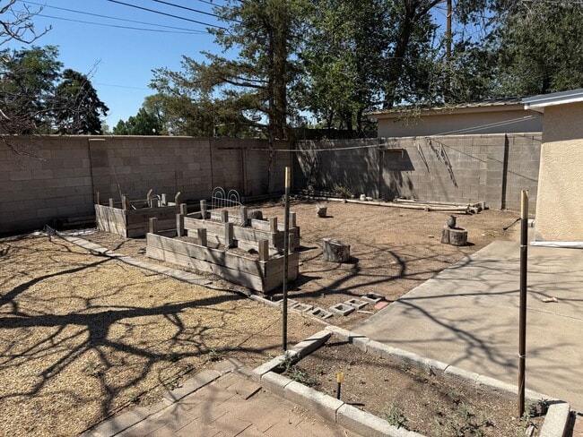 Building Photo - 3 Br, 2 Bath, comes with kitchen appliance...