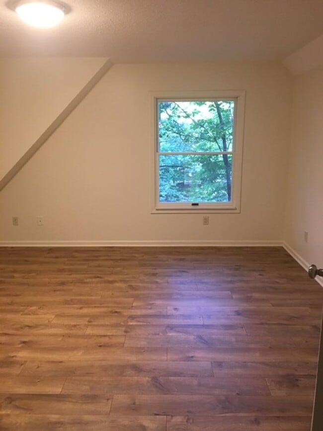 Building Photo - SPACIOUS 2 BEDROOM IN HOLIDAY HILLS AREA