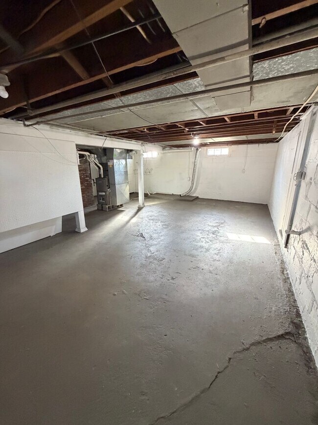 Building Photo - 3 Bedroom House - Rock Island