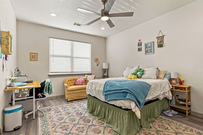 Building Photo - 2554 S University Dr