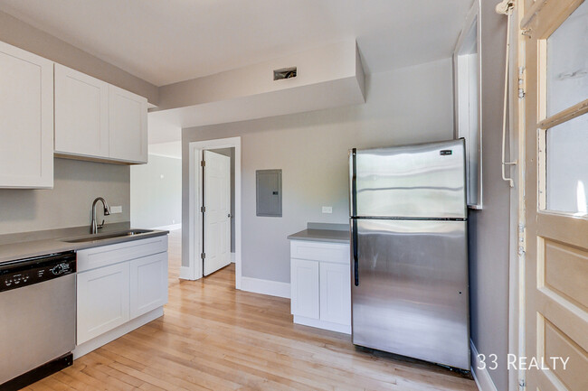 Building Photo - 3 Bed 2 Bath / Oak Park / Laundry in Unit ...