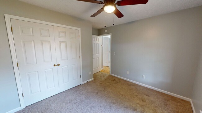 Building Photo - Charming 3 bedroom / 2 bathroom home with large fenced backyard near shopping & Fort Bragg!