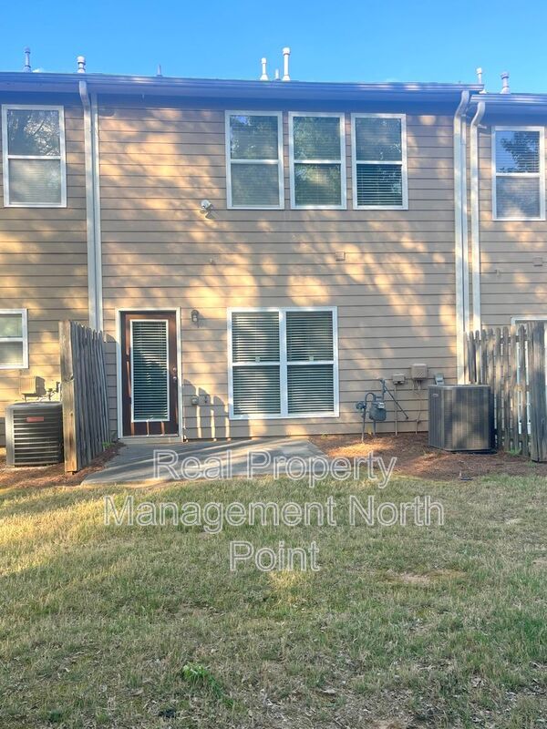 Building Photo - 2031 Lakeshore Overlook Dr