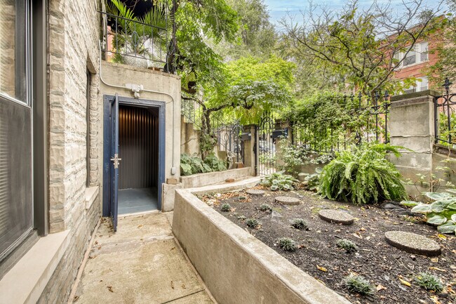 Building Photo - 1620 N Claremont Ave