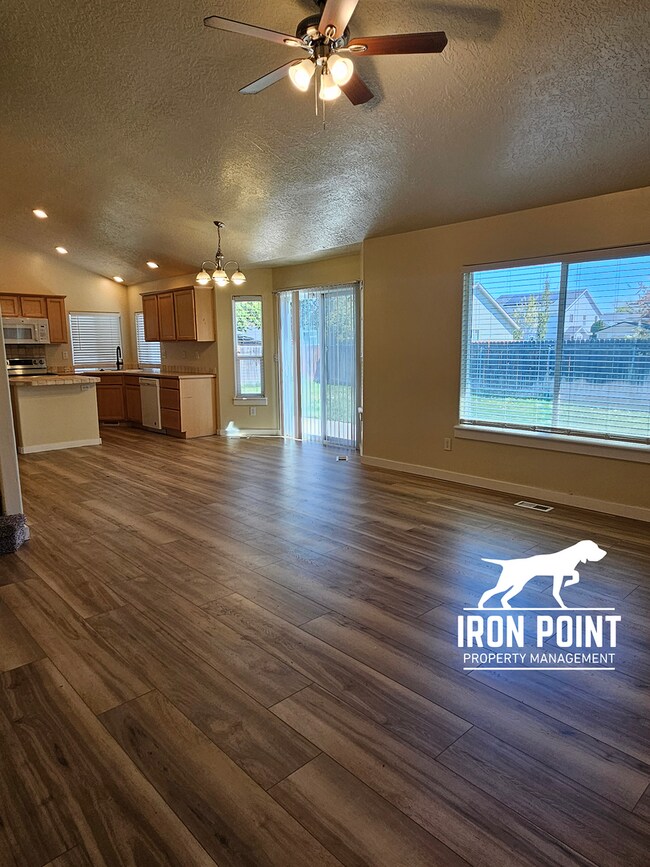 Building Photo - 3bed/2bath w/3 car garage, upstairs bonus room, vaulted ceilings, & fenced yard.