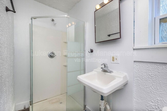 Building Photo - 719 Davis St