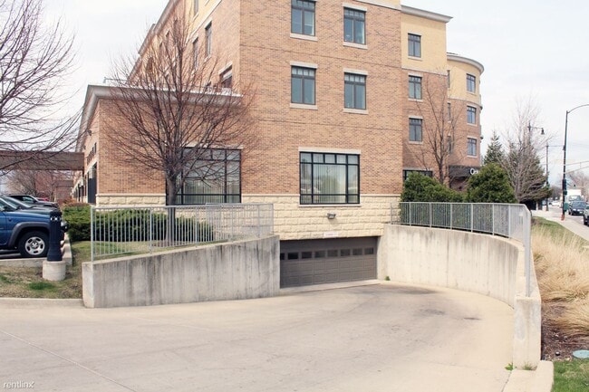 Building Photo - 6400 N Northwest Hwy