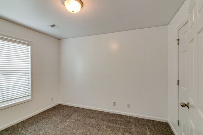 Building Photo - 988 Chardea Ct