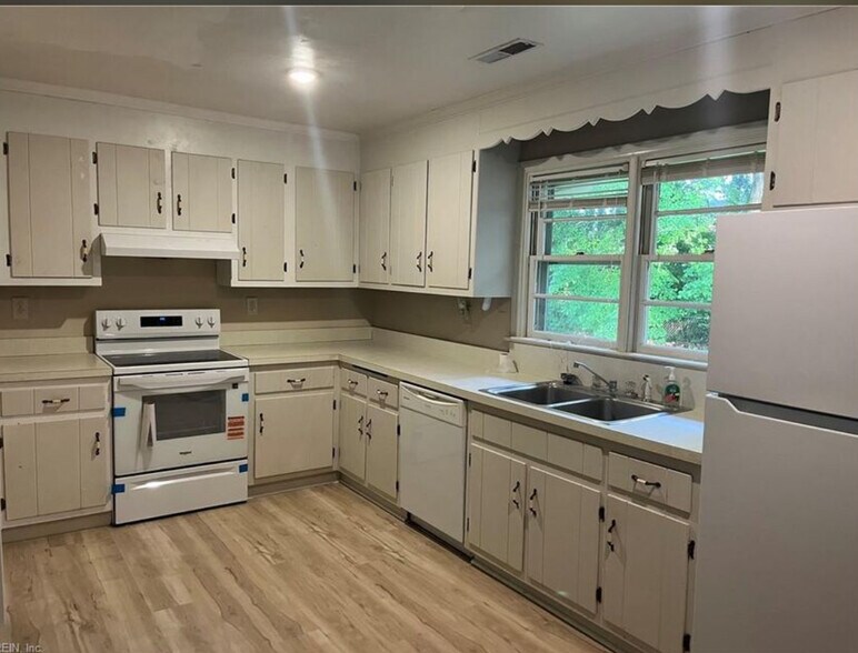 Building Photo - 229 Bridgeview Cir