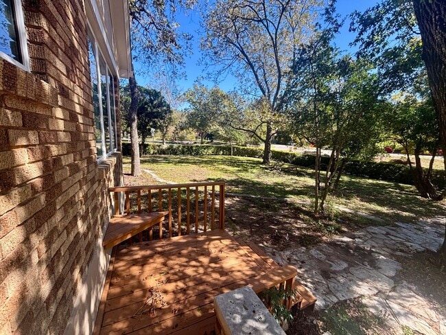 Building Photo - Hemphill Park Gem! 4 Bed/2.5 Bath - Availa...