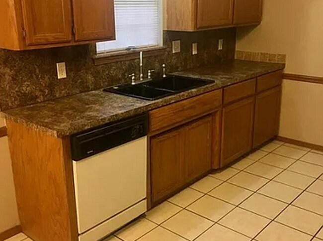 Building Photo - N Willow Dr Duplex