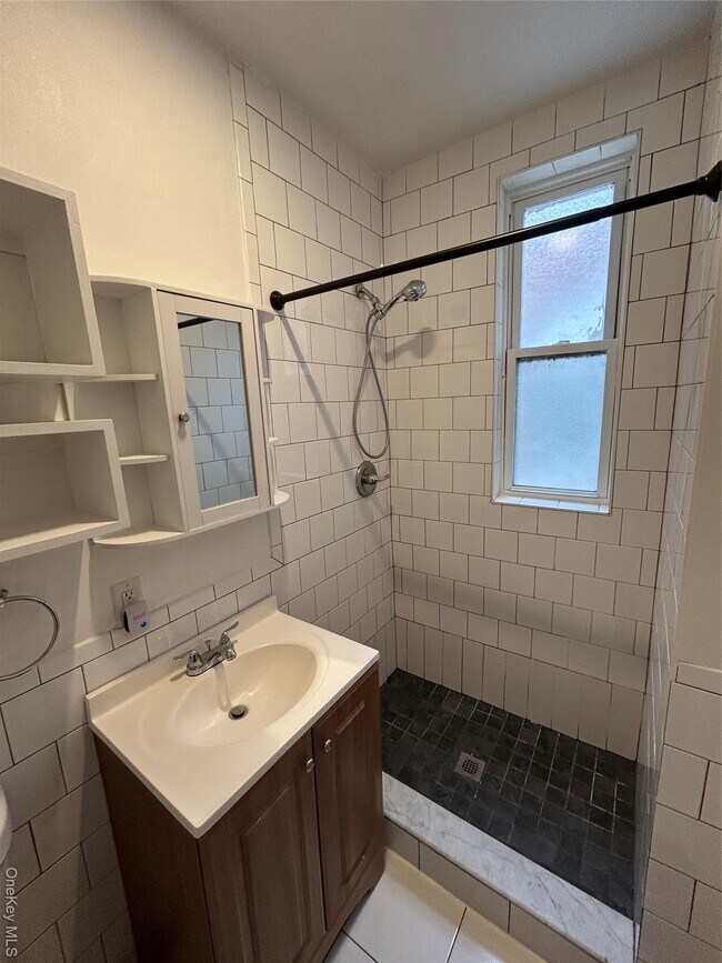 Building Photo - 379 Huguenot St