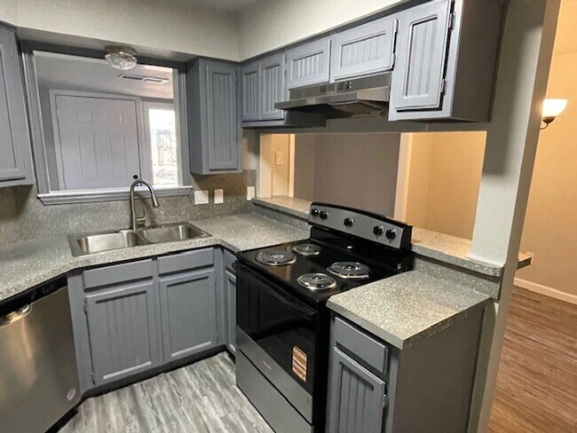 Building Photo - 3 BEDROOM 2 BATHROOM HOUSE IN DENTON