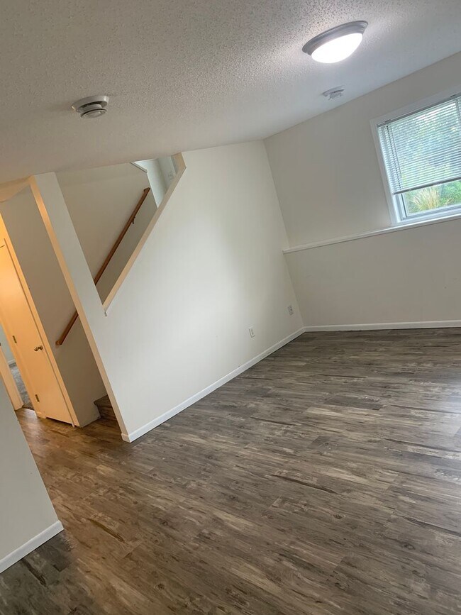 Building Photo - 3 BEDROOM OSGOOD TWIN HOME  -  PETS WELCOME