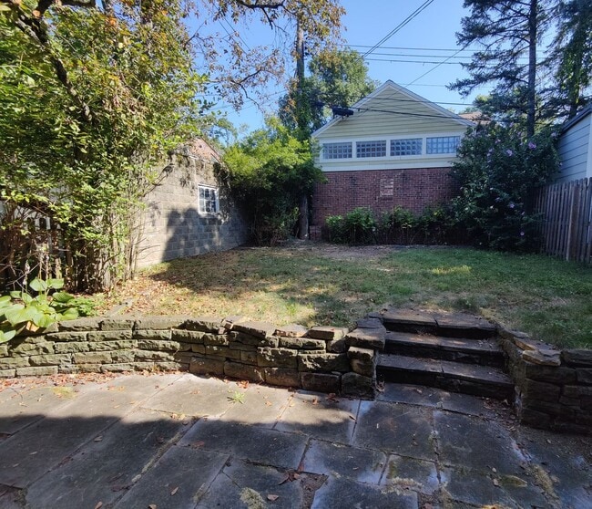 Building Photo - *Beautifully Updated & Spacious 4BD/3.5BA ...