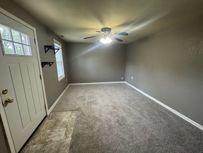 Building Photo - Cozy 2-Bed Home with Spacious Yard in Exce...