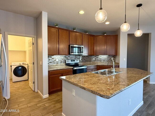 Building Photo - 7516 W Darrel Rd