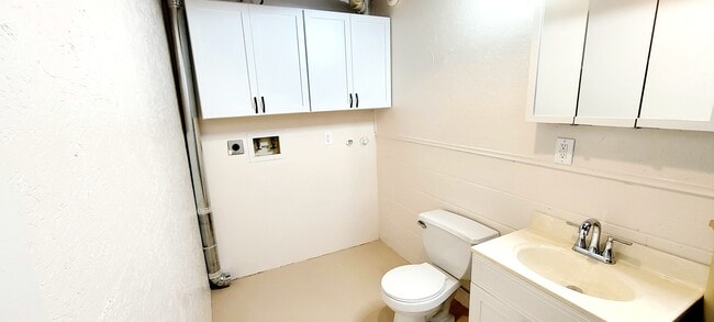 Laundry and 1/2 bath - 5205 N Montclair Ave