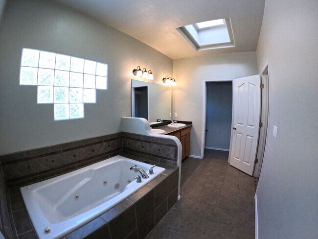 Building Photo - 2210 Dakota Dr