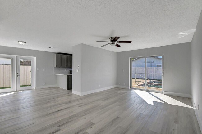 Building Photo - 9632 Saddlebrook Dr