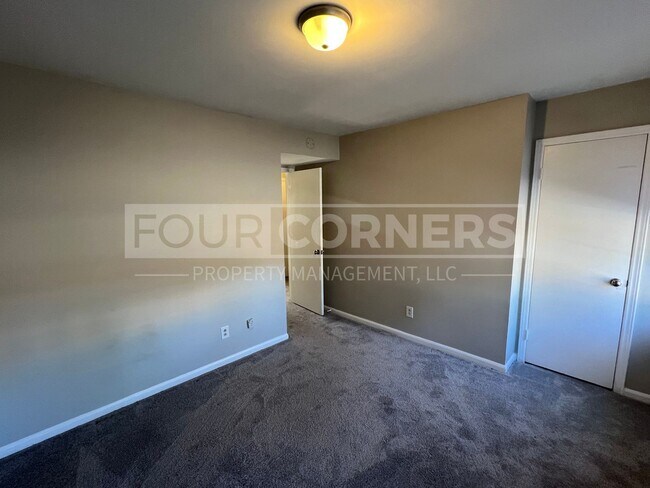 Building Photo - Lovely 2 Bedroom 1.5 Apartment