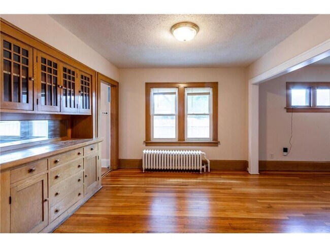 Building Photo - Huge 5 Bedroom - SFH- Walk to Macalester!