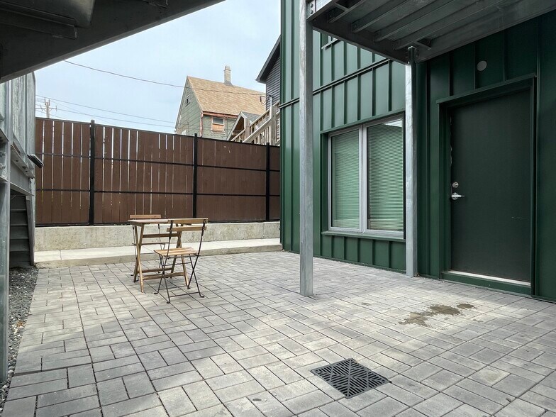 Building Photo - 1626 W 21st Pl