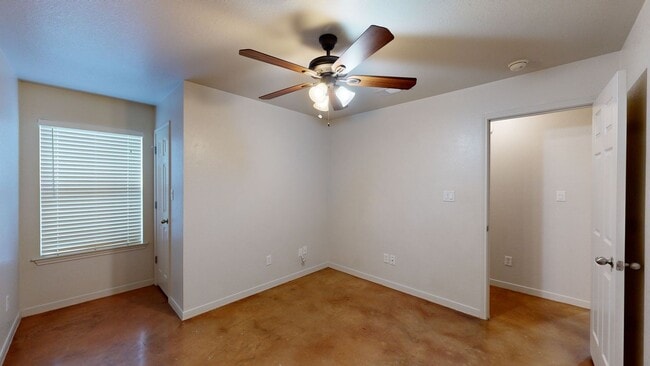 Building Photo - 3 BEDROOM, 2 BATH, 2 CAR GARAGE DUPLEX!!!