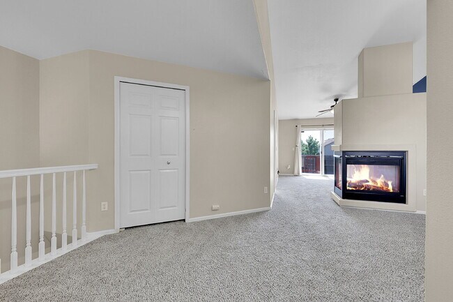 Building Photo - $1,750.00, 4 bed, 3 bath, located in Color...