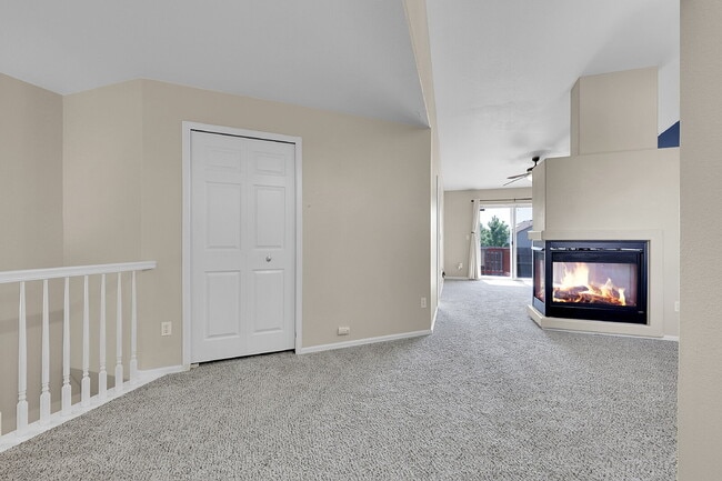 Building Photo - $2,100.00, 4 bed, 3 bath, located in Color...