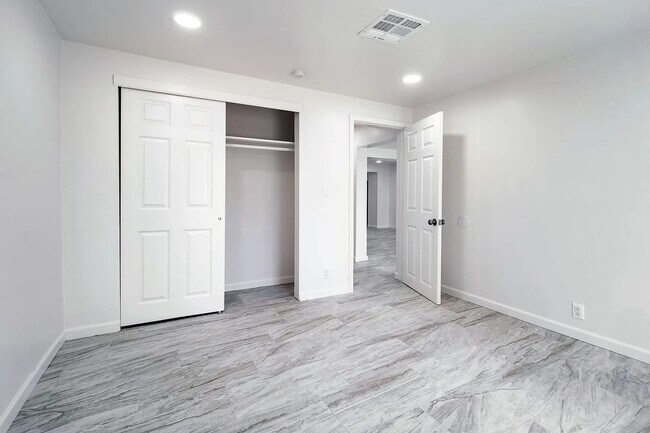 Building Photo - 1017 E West Cir Dr