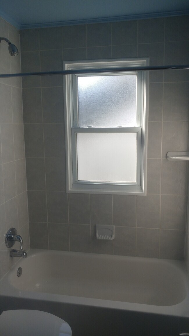 Building Photo - 9946 Carlyle Ave