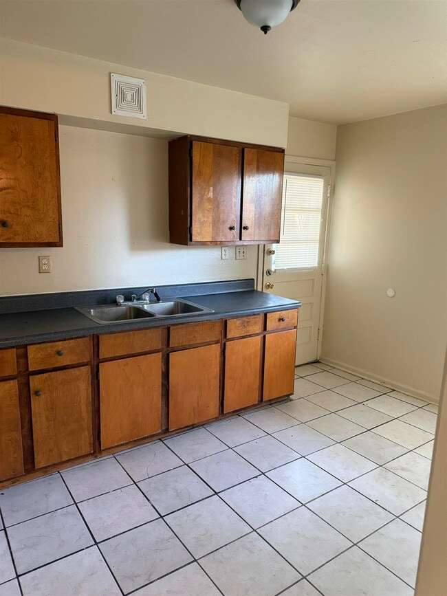 Building Photo - 1617 Leigh Dr