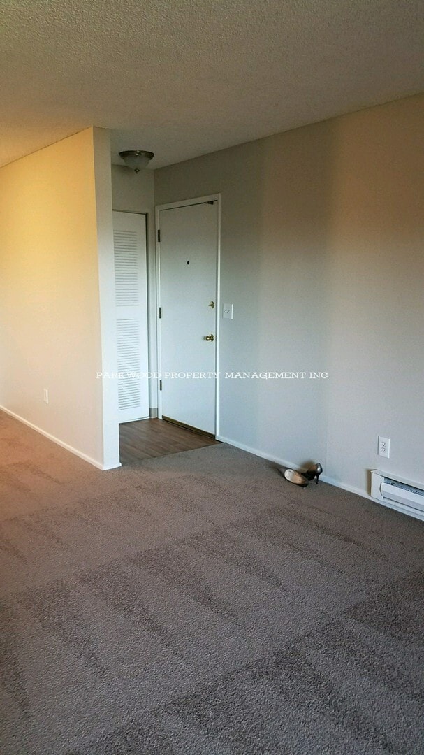 Building Photo - 2 Bedroom, North Tacoma, $1595 + $100 w/s/g = $1695.00, upper floor apartment
