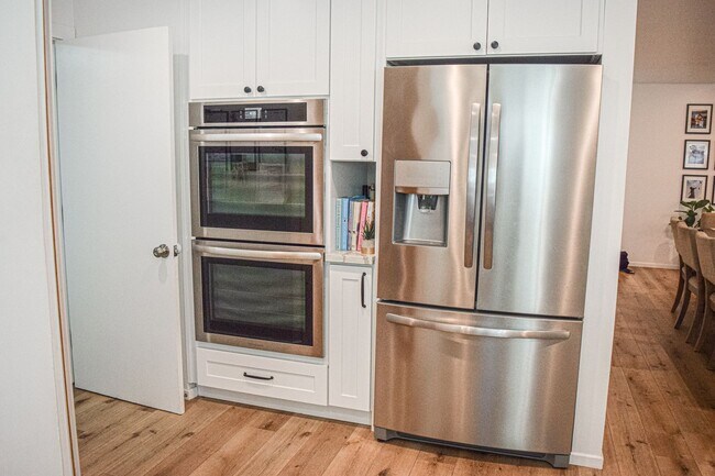 Building Photo - Semi furnished!