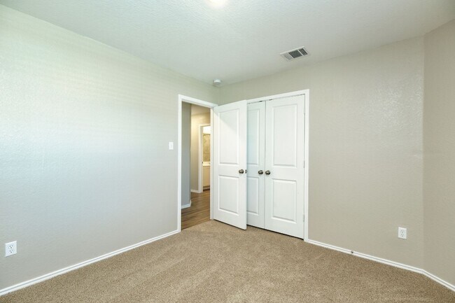 Building Photo - 111 Mountain Maple St