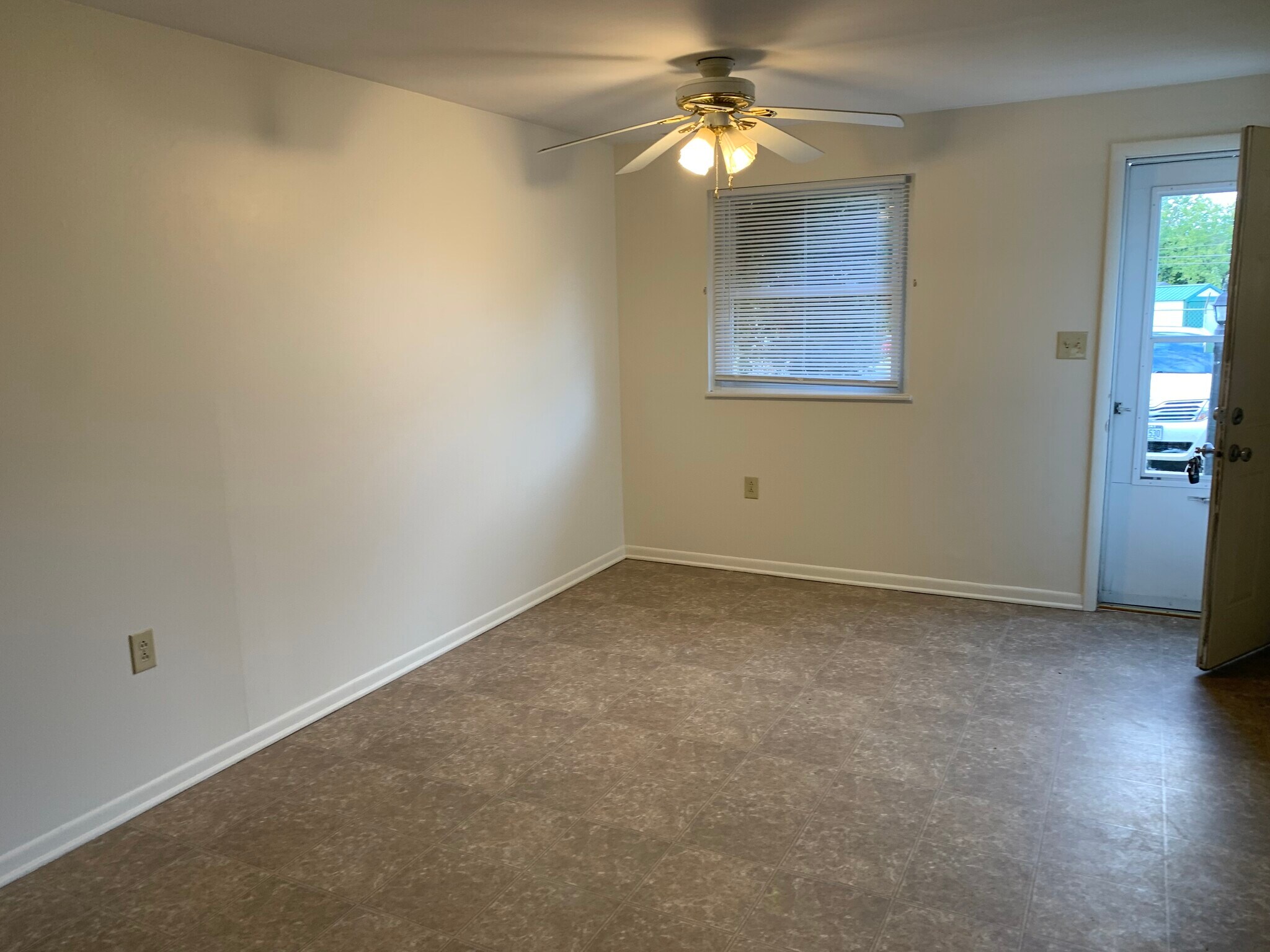 Dining area - 748 W Lake Ave