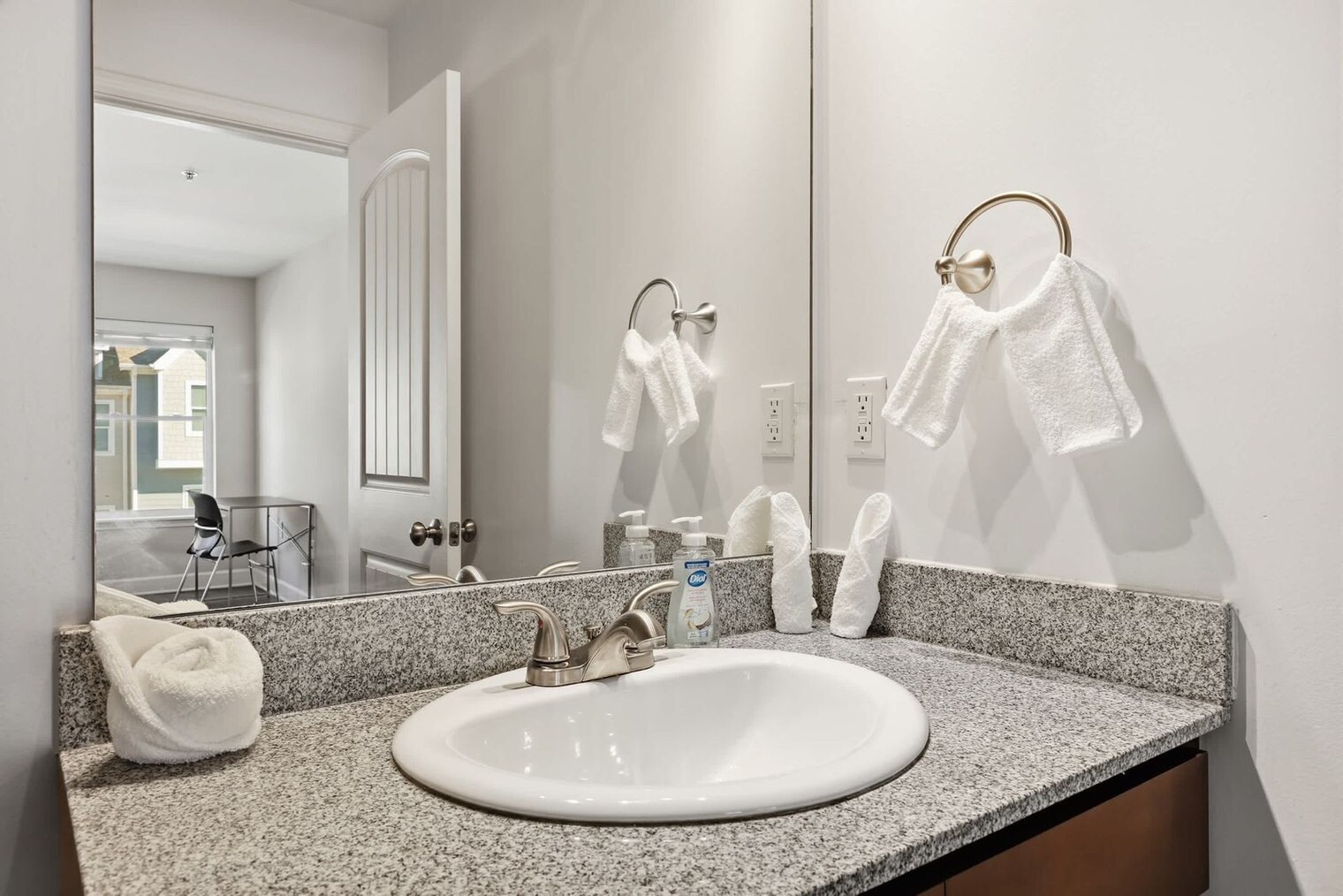 Building Photo - 205 Tiliwa Ct