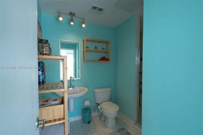 Building Photo - 10 SW South River Dr