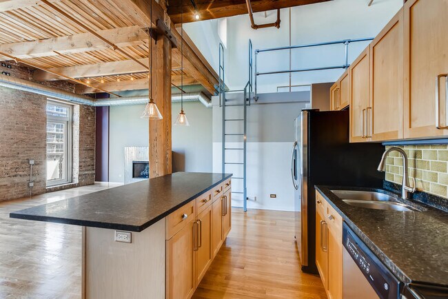 Building Photo - 333 S Desplaines St