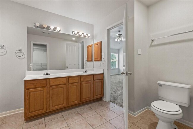 Building Photo - 208 Valona Dr