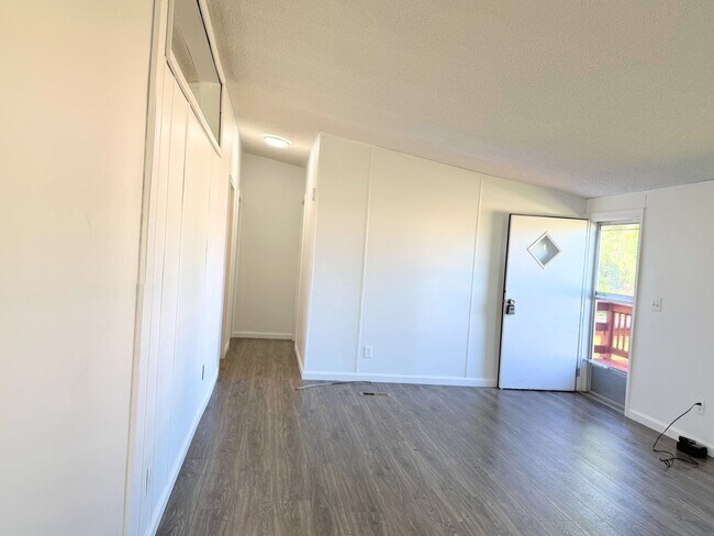 Building Photo - In the heart of Fruithurst!!!