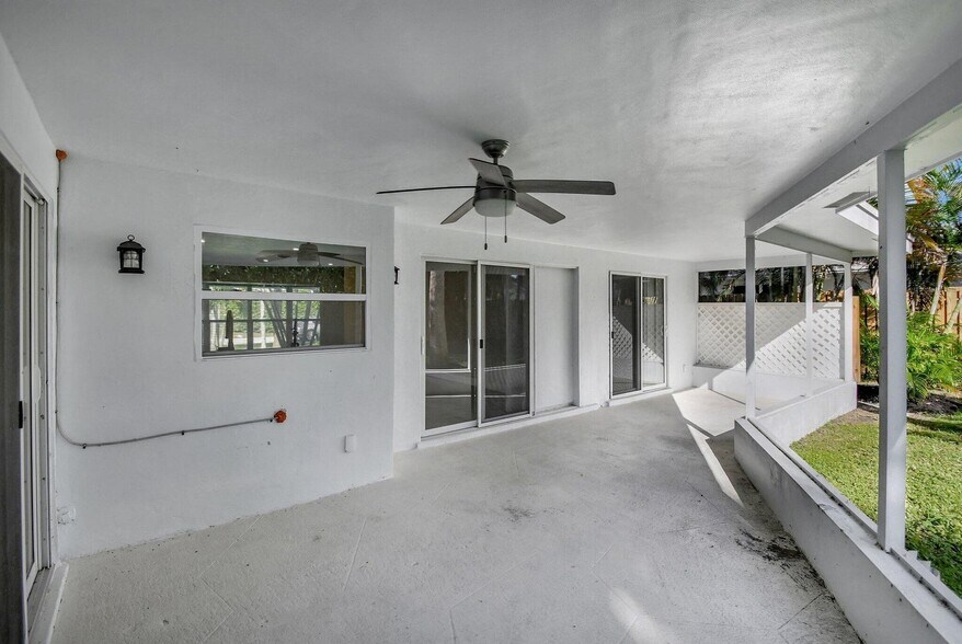 Building Photo - 1060 NW 6th Ter