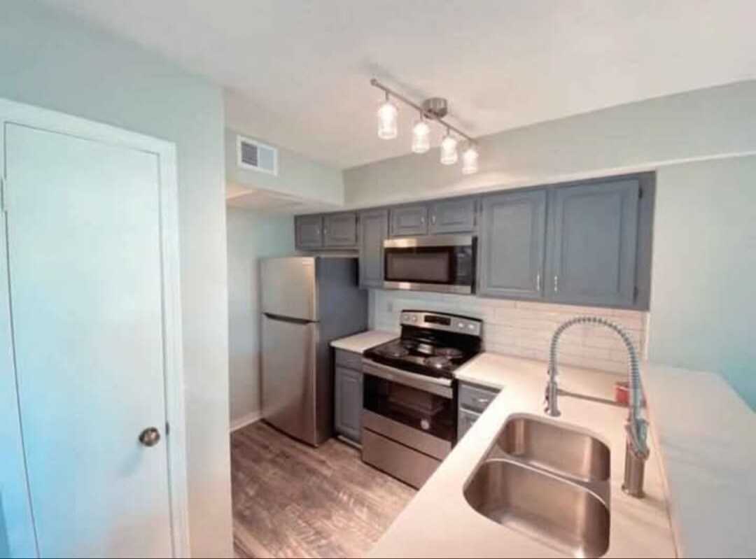 Building Photo - 3406 Country Club Dr W