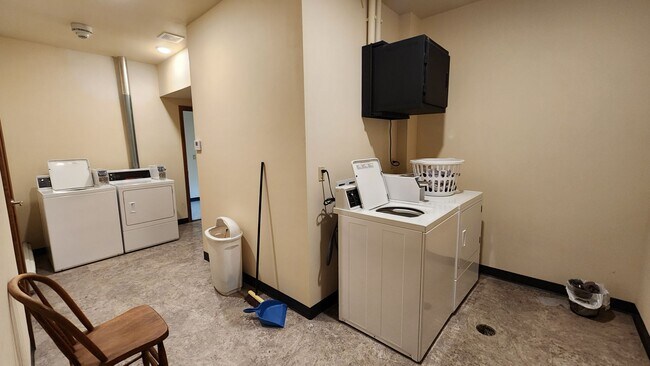 Building Photo - 1 bed 1 bath Simple Living- Utilities INCL...